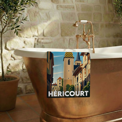 Serviette de bain souvenir de la ville de Héricourt avec une illustration stylisée.