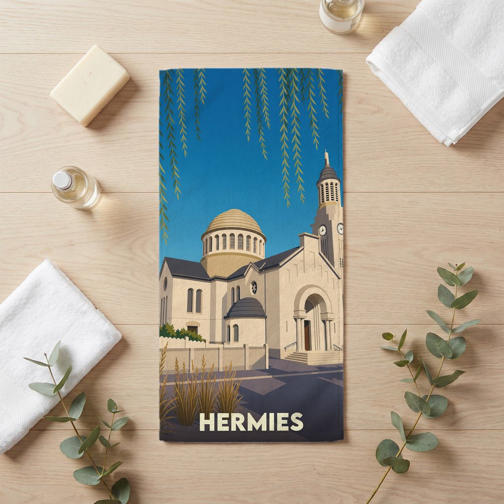 Serviette de bain souvenir de la ville de Hermies illustrée d'une église de style Art déco.