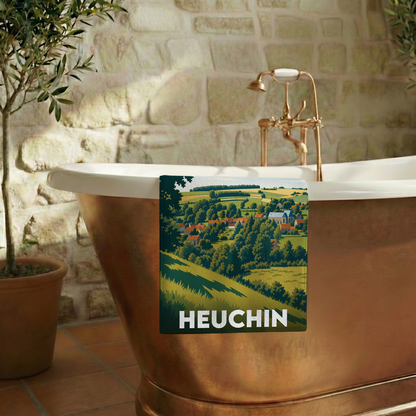 Serviette de bain souvenir de la ville de Heuchin avec une illustration stylisée.