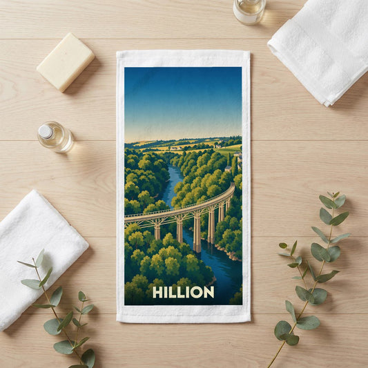 Serviette de bain souvenir de la ville d'Hillion illustrée d'un viaduc surplombant une vallée verdoyante.