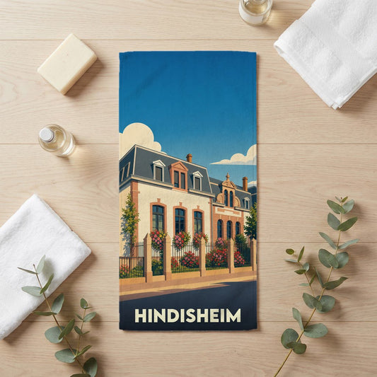 Serviette de bain souvenir de la ville de Hindisheim avec une illustration stylisée d'une maison alsacienne fleurie.