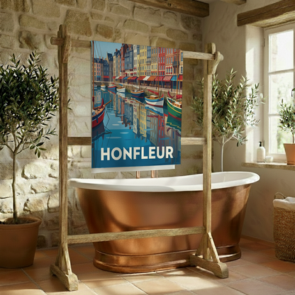 Serviette de bain souvenir de la ville de Honfleur avec une illustration stylisée du port.