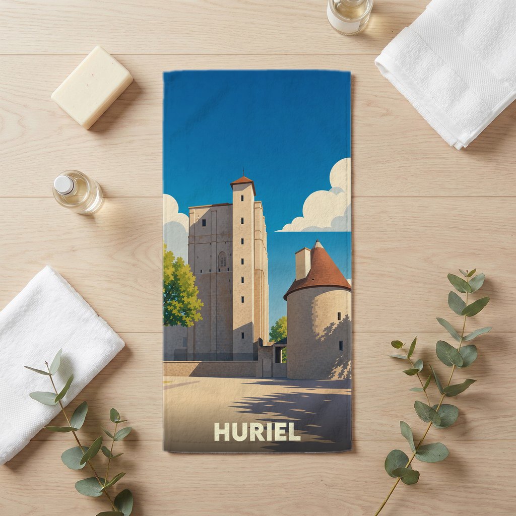 Serviette de bain souvenir de la ville de Huriel illustrée par un paysage stylisé de son donjon.