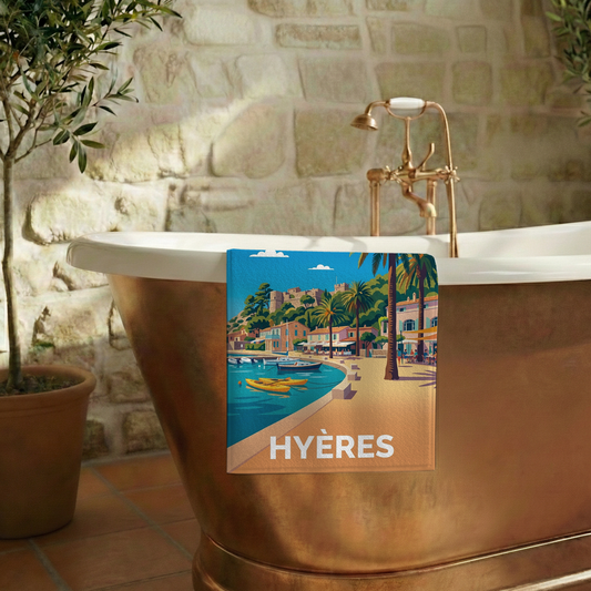 Serviette de bain souvenir de la ville de Hyères avec une illustration stylisée.