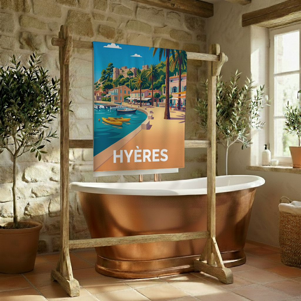 Serviette de bain souvenir de la ville de Hyères avec une illustration stylisée.
