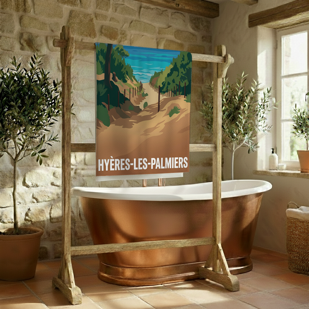 Serviette de bain souvenir de la ville de Hyères-les-Palmiers avec une illustration stylisée d'un chemin vers la plage.