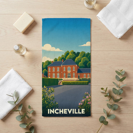 Serviette de bain souvenir de la ville d'Incheville illustrée par un dessin stylisé de sa mairie.