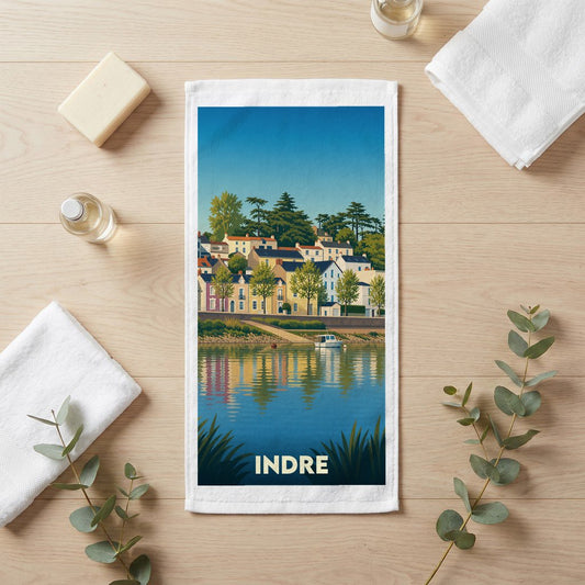 Serviette de bain souvenir de la ville d'Indre avec une illustration stylisée d'un paysage fluvial.