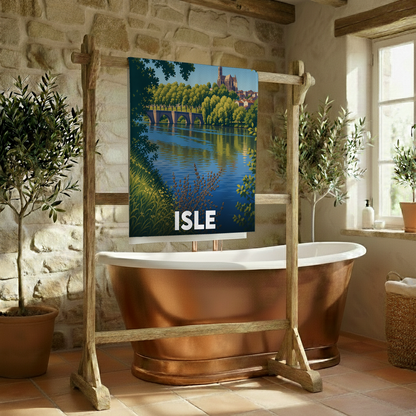 Serviette de bain souvenir de la ville de Isle avec une illustration stylisée d'un paysage fluvial.