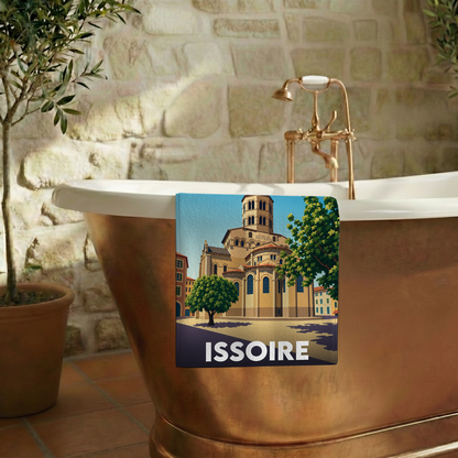 Serviette de bain souvenir de la ville d'Issoire avec une illustration stylisée.