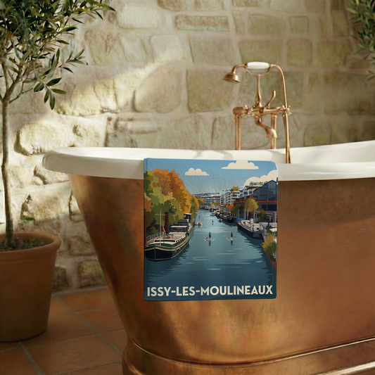 Serviette de bain souvenir de la ville de Issy-les-Moulineaux avec une illustration stylisée d'un paysage fluvial.