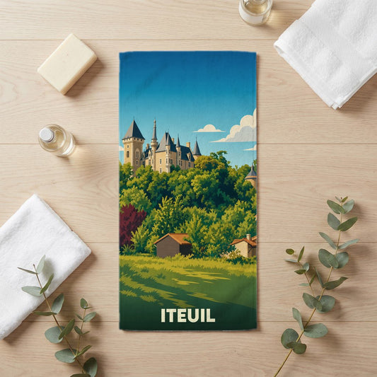 Serviette de bain souvenir de la ville d'Iteuil avec une illustration stylisée de son château.