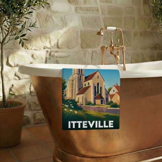 Serviette de bain souvenir de la ville d'Itteville avec une illustration stylisée de son église.