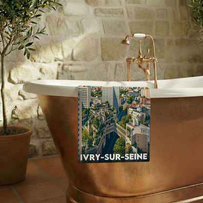 Serviette de bain souvenir de la ville d'Ivry-sur-Seine avec une illustration architecturale stylisée.