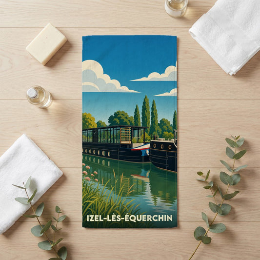 Serviette de bain souvenir de la ville d'Izel-lès-Équerchin illustrée d'un paysage de péniches sur un canal.