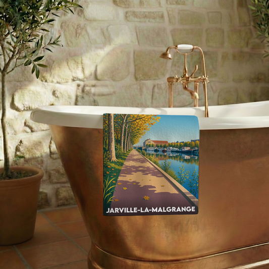 Serviette de bain souvenir de Jarville-la-Malgrange illustrée d'un paysage de canal bordé d'arbres.