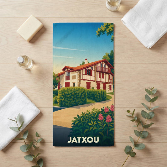 Serviette de bain souvenir de la ville de Jatxou avec une illustration stylisée d'une maison basque traditionnelle.