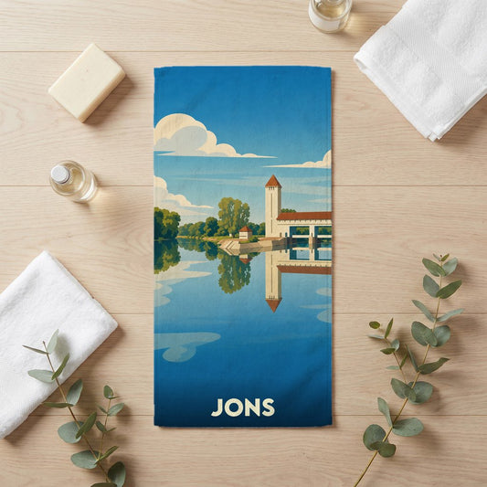 Serviette de bain souvenir de la ville de Jons avec une illustration stylisée des bords du Rhône.