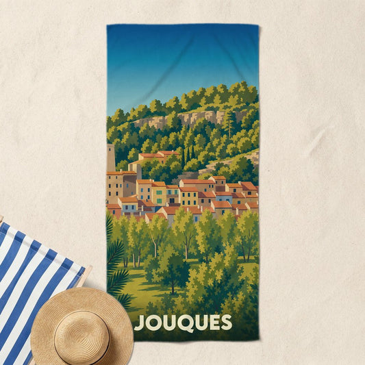 Serviette de bain souvenir de la ville de Jouques avec une illustration stylisée de son village provençal.