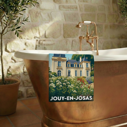 Serviette de bain souvenir de la ville de Jouy-en-Josas avec une illustration stylisée d'un château fleuri.