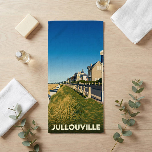 Serviette de bain souvenir de la ville de Jullouville avec une illustration stylisée du front de mer.
