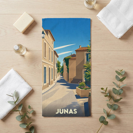 Serviette de bain souvenir de la ville de Junas avec une illustration stylisée d'une rue ensoleillée.