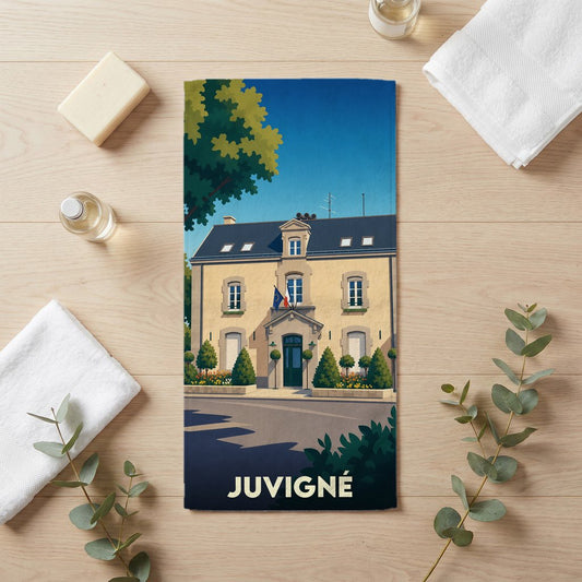 Serviette de bain souvenir de la ville de Juvigné avec une illustration stylisée de sa mairie.