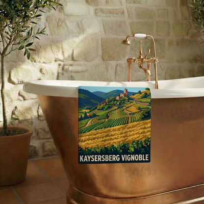 Serviette de bain souvenir de la ville de Kaysersberg Vignoble avec une illustration stylisée de ses paysages de vignes.