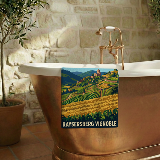 Serviette de bain souvenir de la ville de Kaysersberg Vignoble avec une illustration stylisée de ses paysages de vignes.