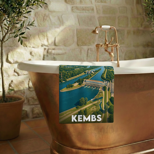 Serviette de bain souvenir de la ville de Kembs avec une illustration stylisée de son paysage fluvial.