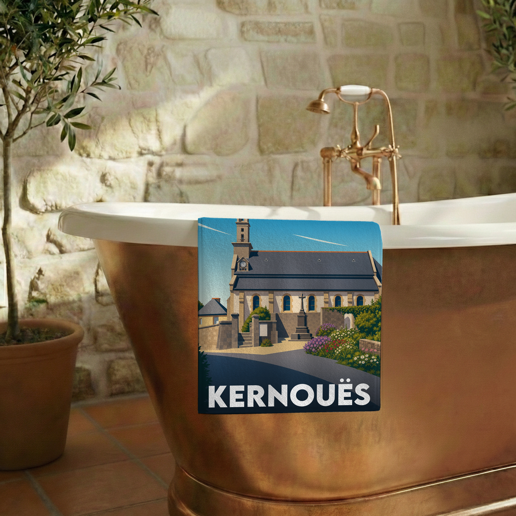 Serviette de bain souvenir de la ville de Kernouës avec une illustration stylisée de son église.