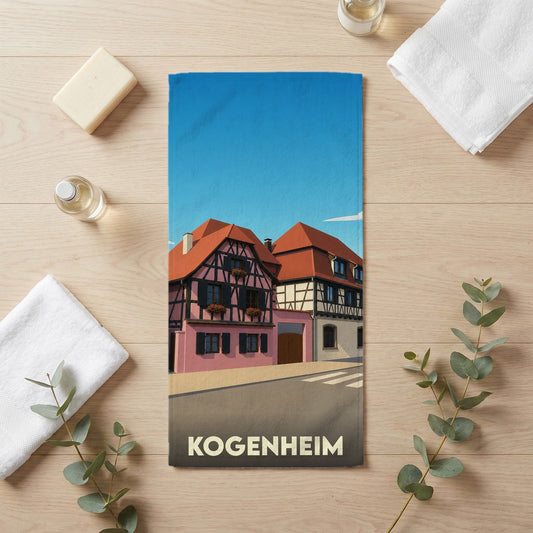 Serviette de bain souvenir de la ville de Kogenheim avec une illustration stylisée de maisons à colombages.