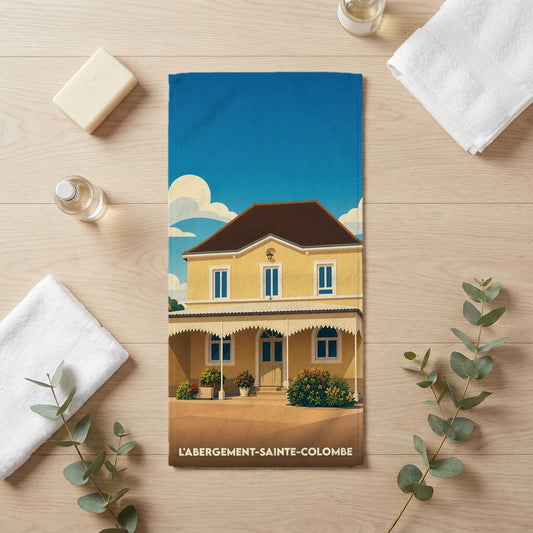 Serviette de bain souvenir de la ville de L'Abergement-Sainte-Colombe avec une illustration stylisée d'un bâtiment traditionnel.