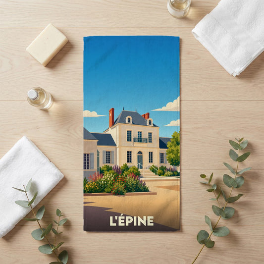 Serviette de bain souvenir de la ville de L'Épine avec une illustration stylisée d'une grande demeure.