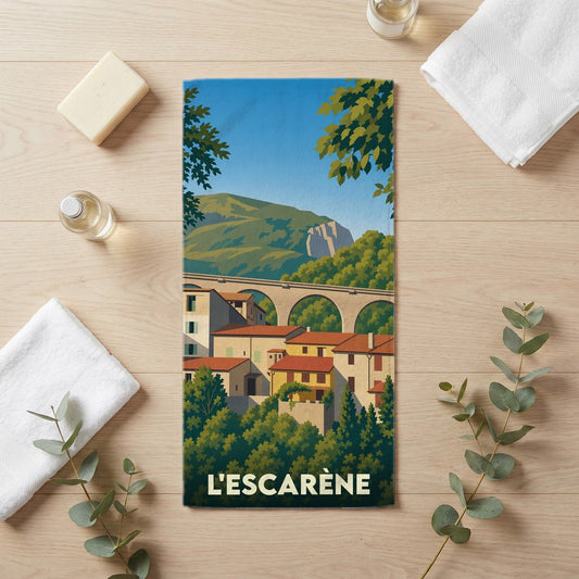 Serviette de bain souvenir de la ville de L'Escarène avec une illustration stylisée.