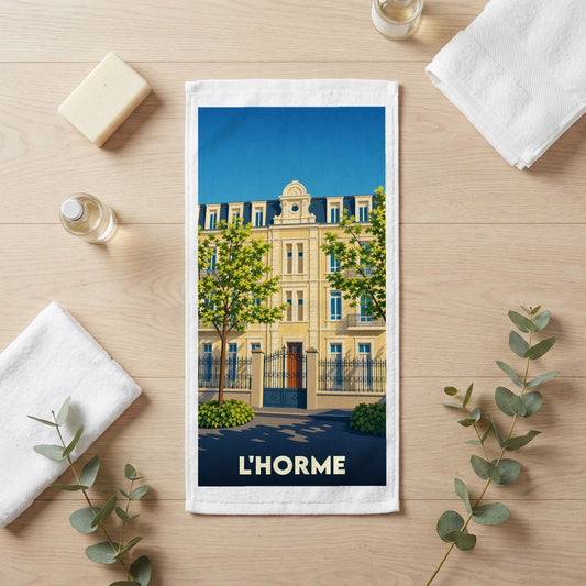 Serviette de bain souvenir de la ville de L'Horme avec une illustration stylisée.