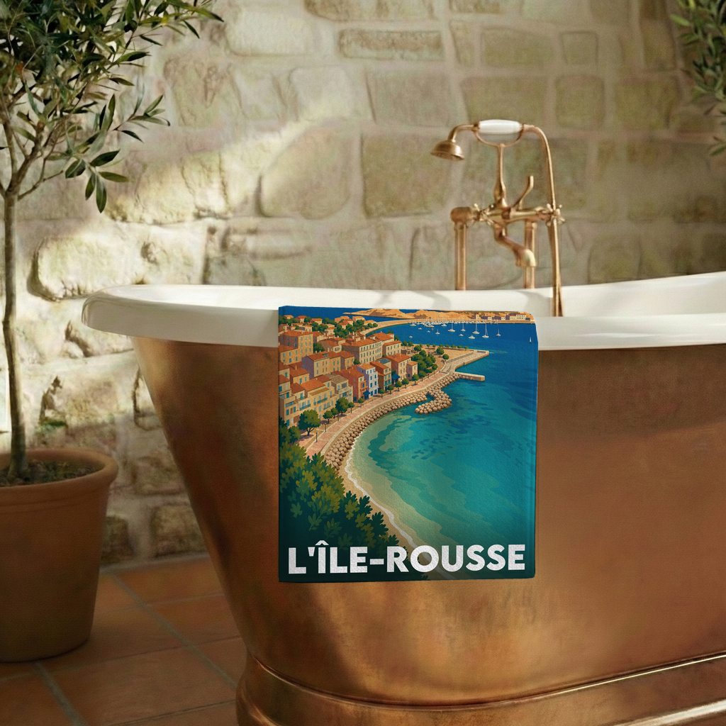 Serviette de bain souvenir de la ville de L'Île-Rousse avec une illustration stylisée de son paysage côtier.