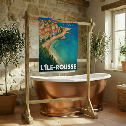 Serviette de bain souvenir de la ville de L'Île-Rousse avec une illustration côtière stylisée.