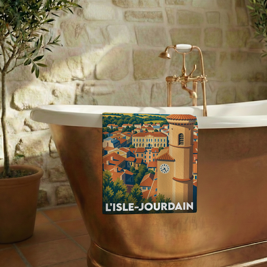 Serviette de bain souvenir de la ville de L'Isle-Jourdain avec une illustration stylisée.