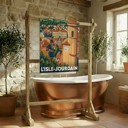 Serviette de bain souvenir de la ville de L'Isle-Jourdain avec une illustration stylisée.