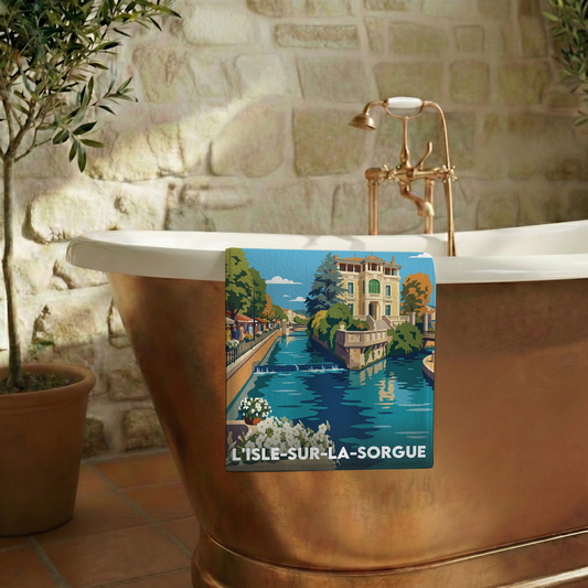 Serviette de bain souvenir de la ville de L'Isle-sur-la-Sorgue avec une illustration stylisée.