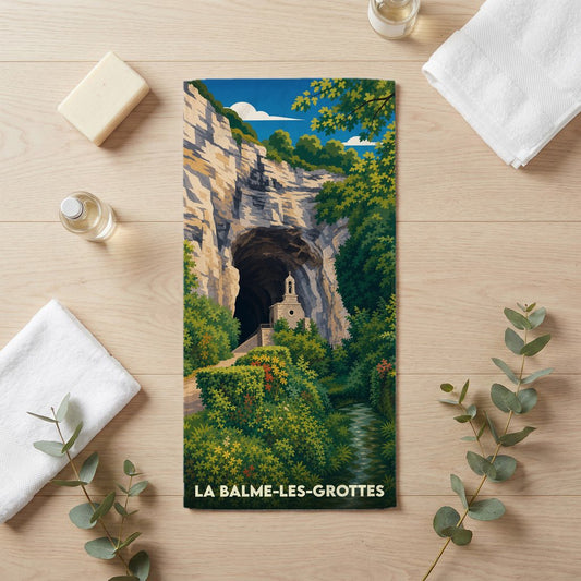 Serviette de bain souvenir de La Balme-les-Grottes avec une illustration stylisée de sa célèbre grotte.