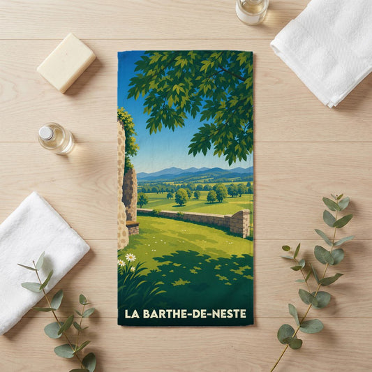 Serviette de bain souvenir de La Barthe-de-Neste ornée d'une illustration de paysage champêtre.
