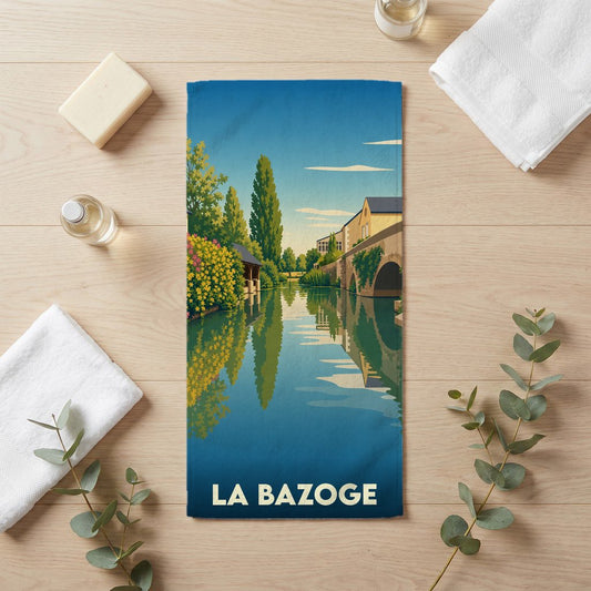 Serviette de bain souvenir de la ville de La Bazoge avec une illustration stylisée de son paysage fluvial.