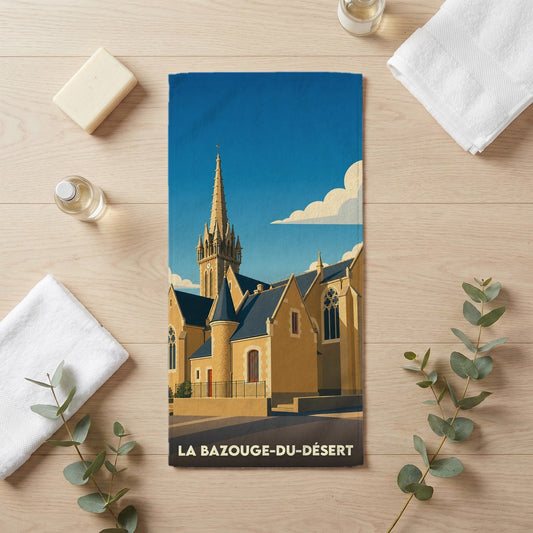 Serviette de bain souvenir de la ville de La Bazouge-du-Désert avec une illustration stylisée de son église.