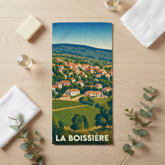 Serviette de bain souvenir de la ville de La Boissière avec une illustration stylisée d'un paysage provençal.