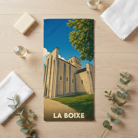 Serviette de bain souvenir de La Boixe avec une illustration stylisée de son église romane.