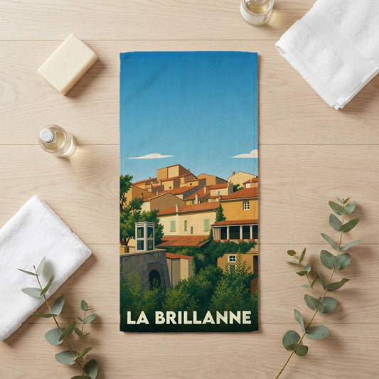 Serviette de bain souvenir de la ville de La Brillanne avec une illustration stylisée de ses maisons provençales.