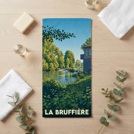 Serviette de bain souvenir de la ville de La Bruffière avec une illustration stylisée de sa rivière et de son paysage.