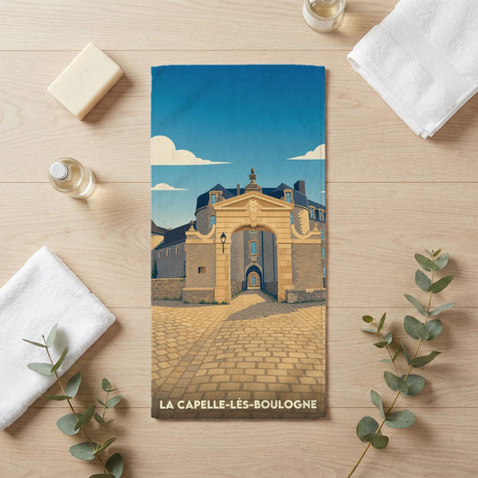 Serviette de bain souvenir de La Capelle-lès-Boulogne ornée d'une illustration stylisée de son architecture historique.